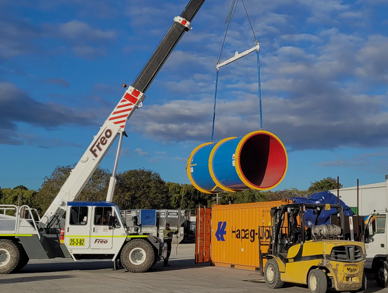 Industrial project cargo lift under coordinated planning